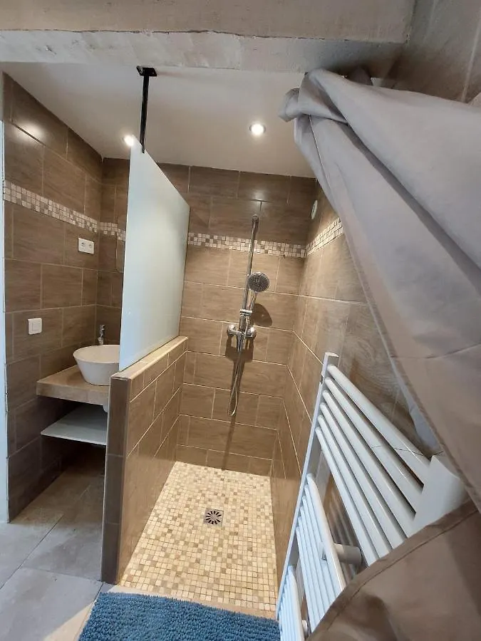Logement D'Exception Pres Du Colorado Provencal Dans Une Residence Au Calme Avec Piscine Offrant Une Vue Imprenable Sur Le Luberon Depuis Sa Terrasse Viens 公寓
